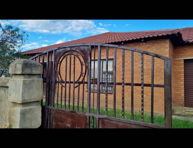 3 BEDROOM FREEHOLD FOR SALE IN OSIZWENI